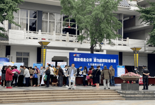 和平區(qū)成功舉辦第13屆'5.15政務(wù)公開日'政策咨詢活動(dòng)，重點(diǎn)提供衛(wèi)健及社會(huì)經(jīng)濟(jì)咨詢服務(wù)